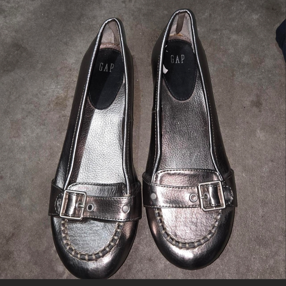 GAP Women’s Metallic Pewter Buckle Loafers